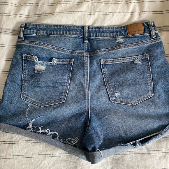 NEW AE shorts! ❤️🤍🩵 - Picture 4 of 5